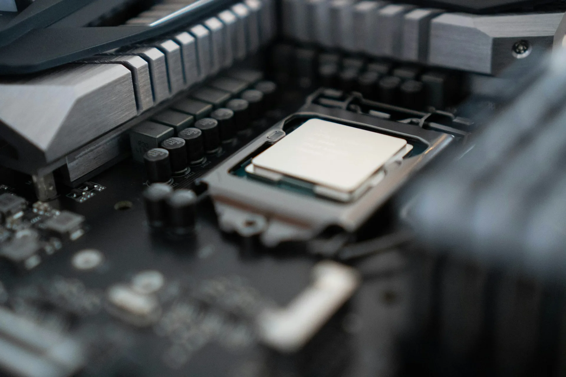 Intel 13th & 14th Gen CPU Crashes: Patch Incoming (Not a Hardware Defect)